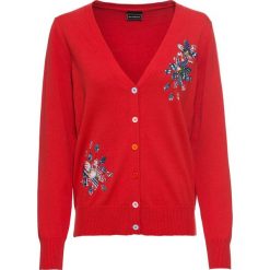 Sweter rozpinany z kwiatowym haftem bonprix czerwony. Czerwone swetry damskie bonprix, z haftami, bez rękawów, bez kaptura. Za 129,99 zł.