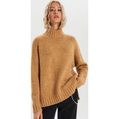 Sweter oversize z golfem - Beżowy. Brązowe swetry damskie Cropp, s, bez wzorów, bez rękawów, bez kaptura. Za 99,99 zł.