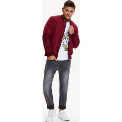 KRÓTKA KURTKA MĘSKA W STYLU BOMBER Z PRZESZYCIAMI. Czerwone kurtki męskie Top Secret, na zimę, m, bez wzorów, z tkaniny, eleganckie, krótkie, bez kaptura. W wyprzedaży za 49,99 zł.