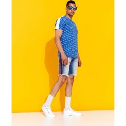 T-shirt wzorzysty z lampasem. Niebieskie t-shirty męskie Top Secret, na lato, xl, z nadrukiem, bez kołnierzyka. W wyprzedaży za 19,99 zł.
