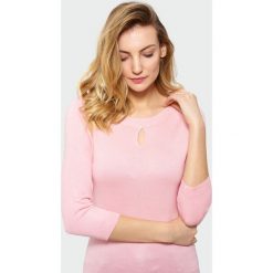 Sweterek z wycięciem na dekolcie. Szare swetry damskie Greenpoint, bez wzorów, z wiskozy, bez rękawów, bez kaptura. Za 39,99 zł.