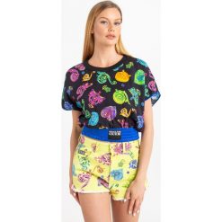 BLUZKA Versace Jeans Couture. Bluzki damskie Versace Jeans Couture, bez wzorów, z jeansu, eleganckie, bez kołnierzyka, bez rękawów. W wyprzedaży za 823,20 zł.