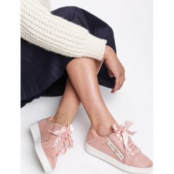 Różowe Sneakersy Margarett. Różowe buty sportowe damskie Renee, z satyny. Za 49,99 zł.