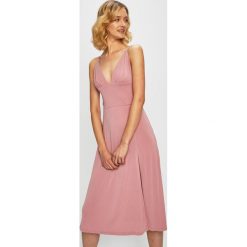 Glamorous - Sukienka. Różowe sukienki damskie Glamorous, na co dzień, s, bez wzorów, z poliesteru, casualowe, bez kołnierzyka, bez rękawów, mini, rozkloszowane. W wyprzedaży za 99,90 zł.