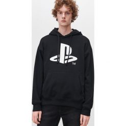 Bluza z nadrukiem Playstation - Czarny. Czarne bluzy męskie Reserved, s, z nadrukiem, bez kołnierzyka, bez rękawów, bez kaptura. Za 129,99 zł.