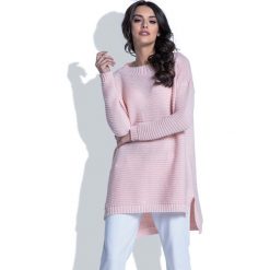 Swetry oversize damskie: Pudrowy Sweter w Prążek z Dłuższym Tyłem