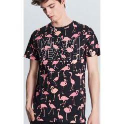 Koszulka z flamingami all over - Czarny. Koszulki męskie Cropp. W wyprzedaży za 29,99 zł.