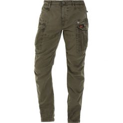 Bojówki męskie: Superdry CORE LITE PARACHUTE Bojówki platoon green