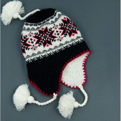 Czapka damska Uszatka regionalna czarno-biała r. 56-58. Białe czapki zimowe damskie Art of Polo. Za 36,52 zł.