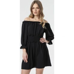 Czarna Sukienka Moredorise. Czarne sukienki damskie Born2be, na imprezę, s, bez wzorów, z falbankami, bez rękawów, mini. Za 89,99 zł.