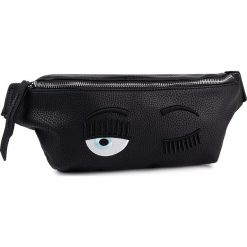 Saszetka nerka CHIARA FERRAGNI - 19AI-CFBB006 Black. Czarne nerki damskie Chiara Ferragni, bez wzorów, ze skóry ekologicznej, młodzieżowe, bez dodatków. Za 579,00 zł.