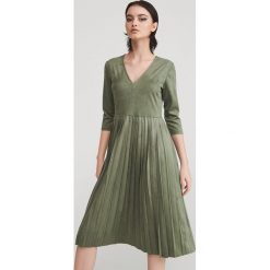 Sukienka z plisowanym dołem - Khaki. Brązowe sukienki damskie Reserved, s, bez wzorów, bez kołnierzyka, bez rękawów, plisowane. W wyprzedaży za 71,99 zł.