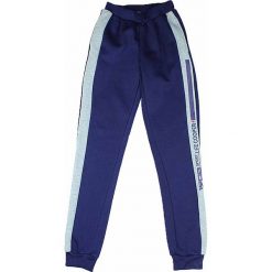 Spodnie dresowe w kolorze granatowym. Chinosy chłopięce Lee Cooper & RG512, z dresówki. W wyprzedaży za 49,95 zł.