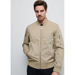 Klasyczny kurtka bomber - Beżowy. Brązowe kurtki męskie Reserved, s, bez wzorów, klasyczne, bez kaptura. Za 169,99 zł.