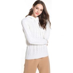 Sweter w kolorze białym. Białe swetry damskie Swetry na chłodne dni, bez wzorów, bez rękawów, bez kaptura. W wyprzedaży za 139,95 zł.