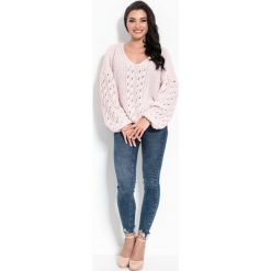 Sweter w serek ażurowy - pudrowy róż, s/m. Różowe swetry damskie e-margeritka.pl, na wiosnę, s, bez wzorów, ze splotem, eleganckie, z długim rękawem, długie, bez kaptura. Za 129,99 zł.