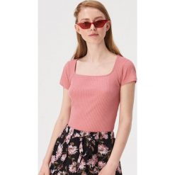 T-shirt w prążki - Różowy. Różowe t-shirty damskie Sinsay, s, bez wzorów, bez kołnierzyka. Za 19,99 zł.