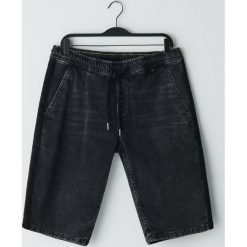 Szorty jogger z lampasami -. Spodenki i szorty męskie Cropp, bez wzorów. W wyprzedaży za 49,99 zł.