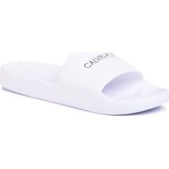 Klapki CALVIN KLEIN SWIMWEAR - One Mold Slide KM0KM00498 YCD. Białe klapki męskie Calvin Klein Swimwear, z tworzywa sztucznego, bez zapięcia. Za 179,00 zł.
