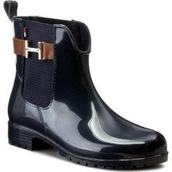 Kalosze TOMMY HILFIGER - Oxley 7R FW56821567 Midnight/Noce 403. Czarne buty zimowe damskie marki TOMMY HILFIGER, z materiału, z okrągłym noskiem, na obcasie. W wyprzedaży za 219,00 zł.