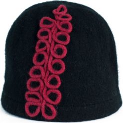 Czapka damska Esy floresy czarno-czerwona (cz15373). Czarne czapki zimowe damskie Art of Polo. Za 56,30 zł.