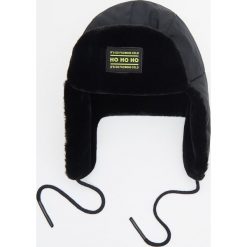 Czapka ze sztucznym futrem - Czarny. Czarne czapki męskie Cropp, bez wzorów. Za 49,99 zł.