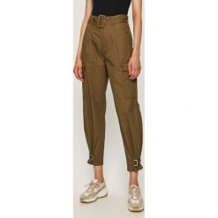 Tommy Jeans - Spodnie. Zielone spodnie damskie Tommy Jeans, w paski, z bawełny. Za 499,90 zł.