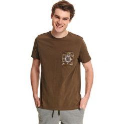 T-shirt z nadrukiem. Brązowe t-shirty męskie Top Secret, na lato, m, z nadrukiem, z bawełny, biznesowe, bez kołnierzyka. W wyprzedaży za 34,99 zł.