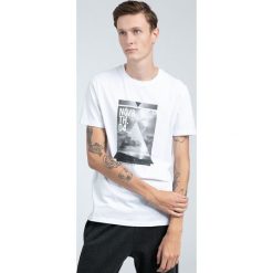 T-shirt męski TSM021 - biały. Białe koszulki męskie 4f, m, bez wzorów, z bawełny, bez kołnierzyka, z krótkim rękawem, krótkie. W wyprzedaży za 34,99 zł.