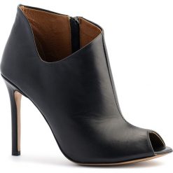 Czarne skórzane botki na szpilce open toe 103D. Czarne botki damskie na lato, eleganckie, z otwartym noskiem, bez obcasa, na szpilce, bez zapięcia. W wyprzedaży za 299,00 zł.