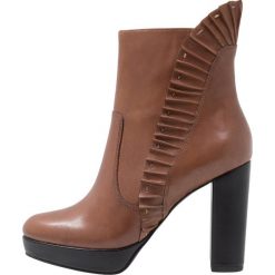 Marcel Ostertag x Tamaris Botki na obcasie cognac. Brązowe botki damskie na obcasie Marcel Ostertag x Tamaris, z materiału. Za 479,00 zł.