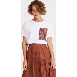 T-shirt z ozdobną kieszenią - Biały. Białe t-shirty damskie Reserved, s. W wyprzedaży za 19,99 zł.