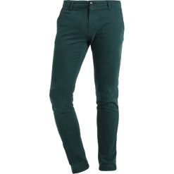 Knowledge Cotton Apparel PISTOL JOE Spodnie materiałowe green gables. Zielone spodnie męskie marki Knowledge Cotton Apparel, m, bez wzorów, z elastanu. W wyprzedaży za 367,20 zł.