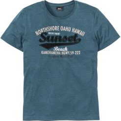 T-shirt z nadrukiem i aplikacją bonprix niebieskozielony morski. Zielone koszulki męskie bonprix, s, z nadrukiem, bez kołnierzyka. Za 44,99 zł.