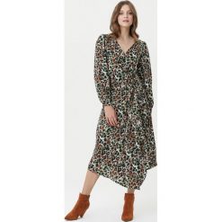 Ciemnobeżowa Sukienka Augusta. Brązowe sukienki damskie Born2be, na co dzień, s, bez wzorów, eleganckie, z okrągłym kołnierzem, z długim rękawem, długie, midi, kopertowe. Za 179,99 zł.