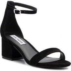 Sandały STEVE MADDEN - Irenee SM11000009-03002-015 Black Suede. Czarne klapki damskie Steve Madden, bez wzorów, z zamszu, bez obcasa, na obcasie. W wyprzedaży za 299,00 zł.