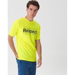 T-shirt z napisem - Żółty. Żółte t-shirty męskie House, s, z napisami, bez kołnierzyka. Za 29,99 zł.