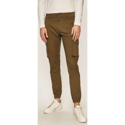Only & Sons - Spodnie. Brązowe spodnie męskie Only & Sons, bez wzorów, z elastanu. Za 149,90 zł.