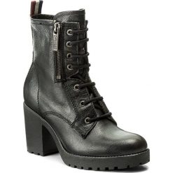 Botki TOMMY HILFIGER - DENIM Boo 5A FW0FW01388 Black 990. Czarne botki damskie na obcasie marki TOMMY HILFIGER, z materiału, z okrągłym noskiem. W wyprzedaży za 419,00 zł.