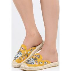Żółte Klapki Summer Break. Żółte espadryle damskie Born2be, z haftami, bez obcasa, na płaskiej podeszwie. Za 49,99 zł.