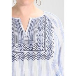 Bluzki asymetryczne: Vince Camuto Plus STRIPE PUCKER PEASANT BLOUSE WITH EMBROIDERED Bluzka patina blue