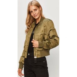 Guess Jeans - Kurtka bomber. Czarne kurtki damskie Guess Jeans, s, z aplikacjami, z elastanu, krótkie. Za 779,90 zł.