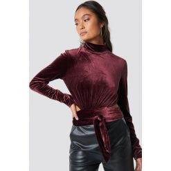 NA-KD Party Aksamitny top z wiązaniem w talii - Red. Czerwone topy damskie marki NA-KD Party, bez wzorów, z materiału, bez kołnierzyka. W wyprzedaży za 48,58 zł.