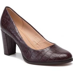 Półbuty CLARKS - Kaylin Cara 261456904 Burgundy. Czerwone półbuty damskie Clarks, bez wzorów, ze skóry, bez obcasa, na obcasie, bez zapięcia. W wyprzedaży za 299,00 zł.