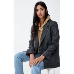 Szara marynarka basic. Szare marynarki damskie Pull&Bear, bez wzorów. Za 159,00 zł.