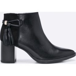 Caprice - Botki. Czarne buty zimowe damskie marki Caprice, z gumy, na obcasie. W wyprzedaży za 219,90 zł.