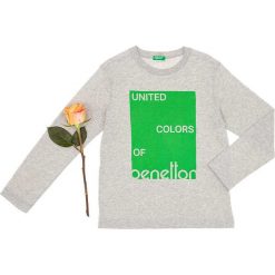 Koszulka w kolorze zielono-szarym. Szare t-shirty chłopięce Benetton Kids, z nadrukiem, z bawełny, bez rękawów. W wyprzedaży za 25,95 zł.
