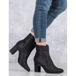 ZAMSZOWE BOTKI NA OBCASIE. Botki damskie KYLIE, z zamszu, bez obcasa, na obcasie, bez zapięcia. Za 83,90 zł.