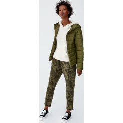 Puchowa kurtka z kapturem. Niebieskie kurtki damskie puchowe marki Pull&Bear. Za 89,90 zł.