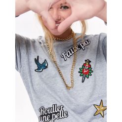 BLUZA NIEROZPINANA DAMSKA Z APLIKACJĄ. Szare bluzy damskie Top Secret, na lato, z haftami, z dzianiny, bez rękawów, bez kaptura. W wyprzedaży za 39,99 zł.
